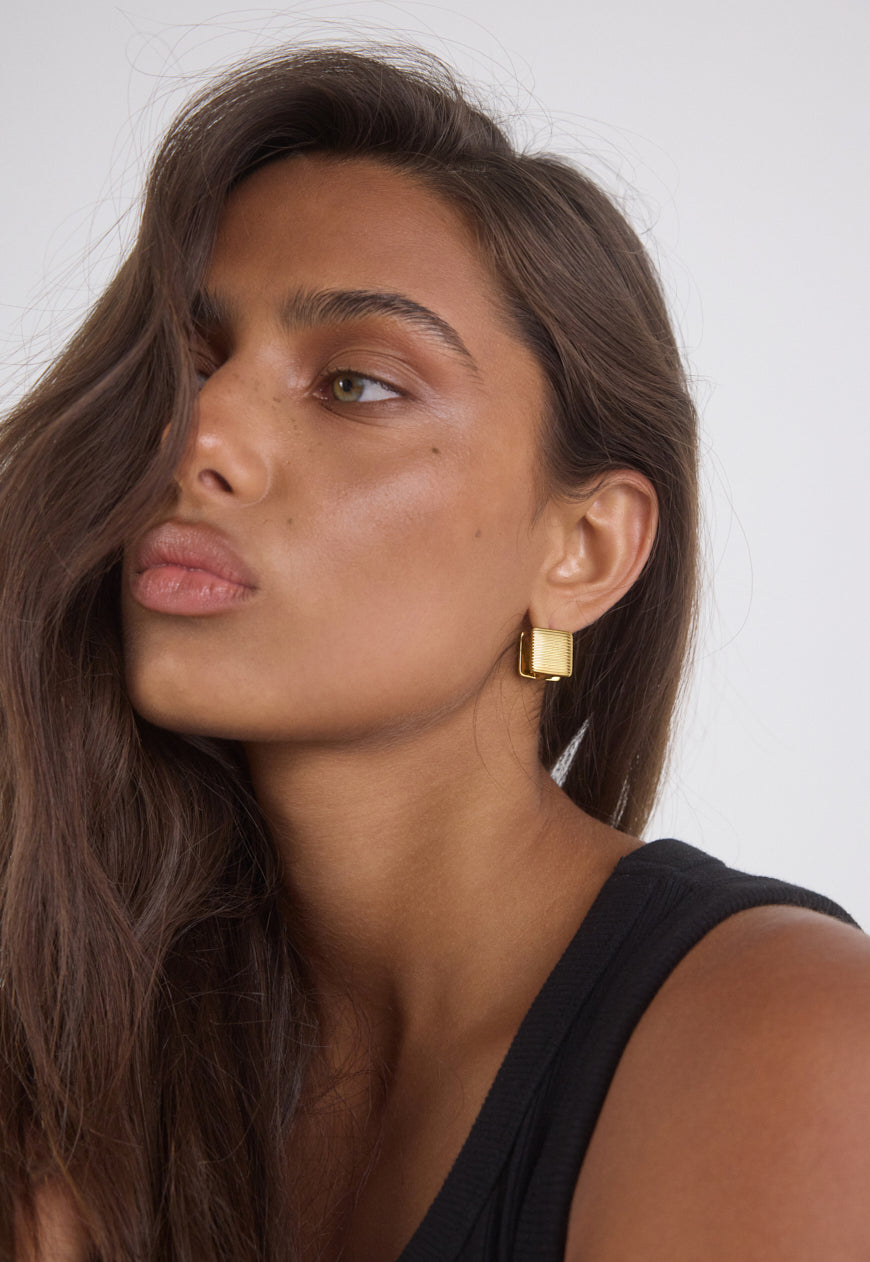 Willia Huggie Earrings | 18K Gold