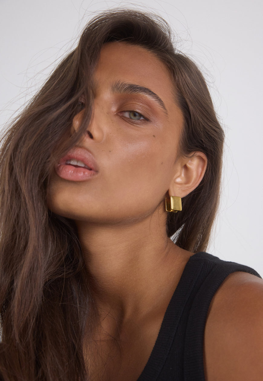 Willia Huggie Earrings | 18K Gold